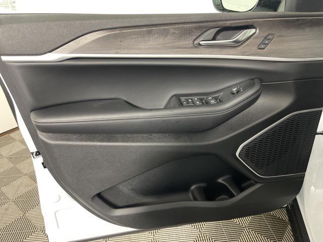 new 2025 Jeep Grand Cherokee car, priced at $42,495