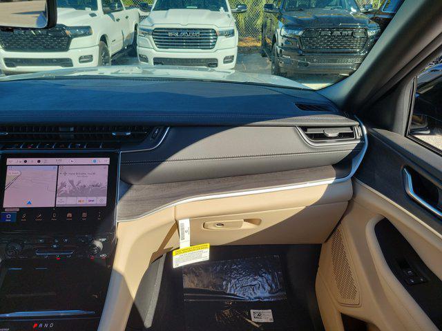 new 2025 Jeep Grand Cherokee car, priced at $41,987