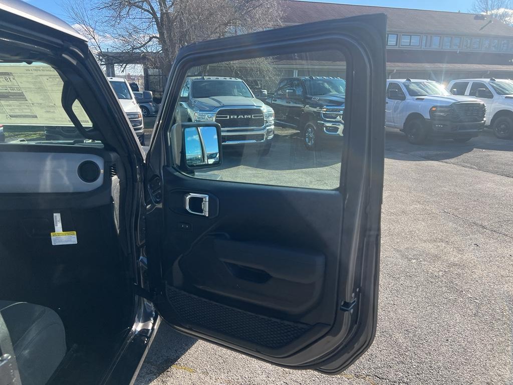 new 2025 Jeep Gladiator car, priced at $46,220