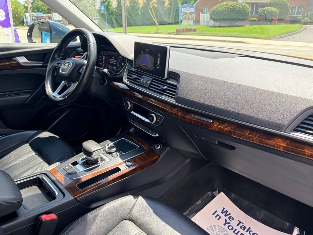 Audi Q5 view 12