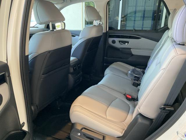 new 2025 Honda Pilot car, priced at $41,888