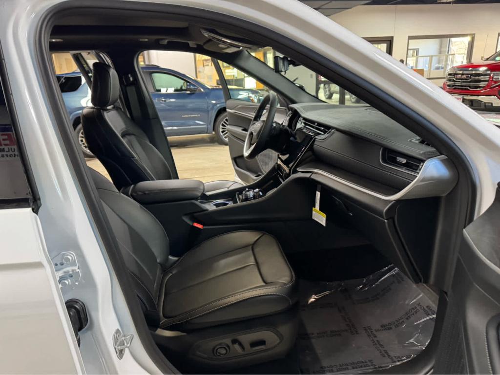 new 2025 Jeep Grand Cherokee car, priced at $56,060