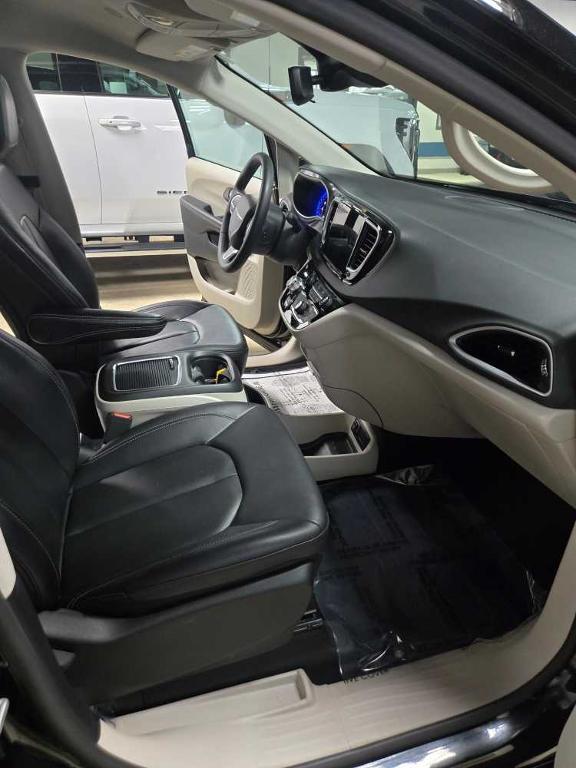 used 2024 Chrysler Pacifica car, priced at $28,995