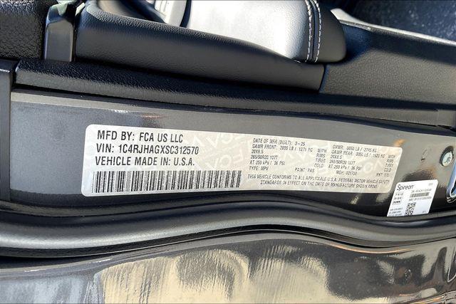 new 2025 Jeep Grand Cherokee car, priced at $49,370