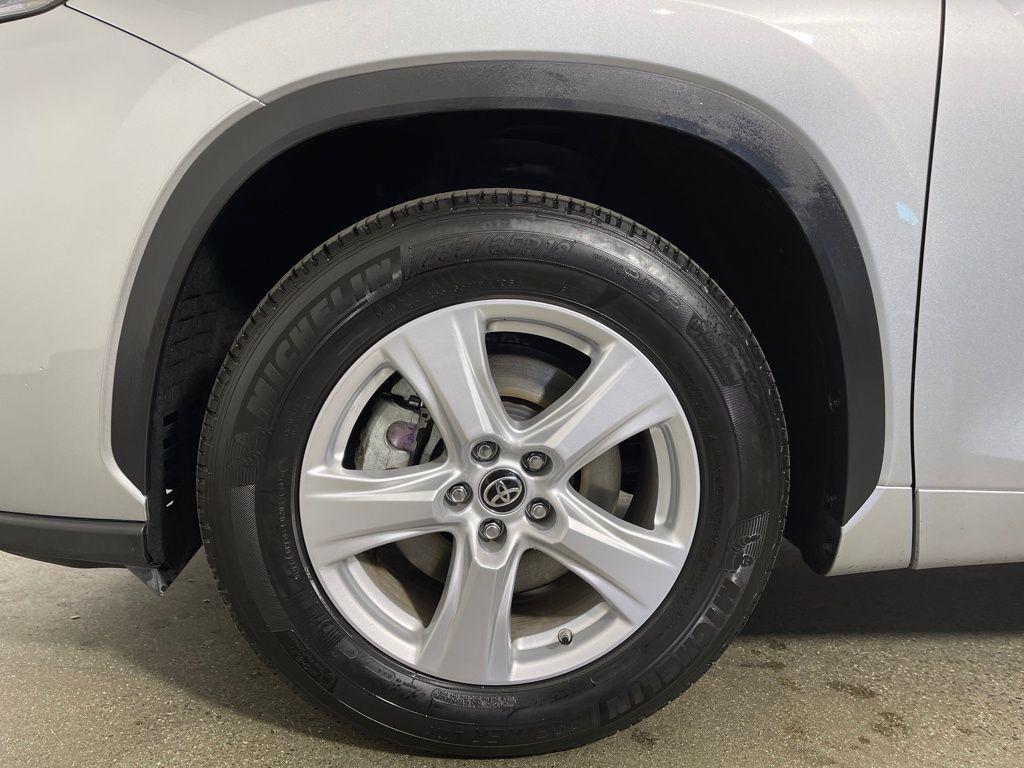 used 2025 Toyota Highlander car, priced at $39,487