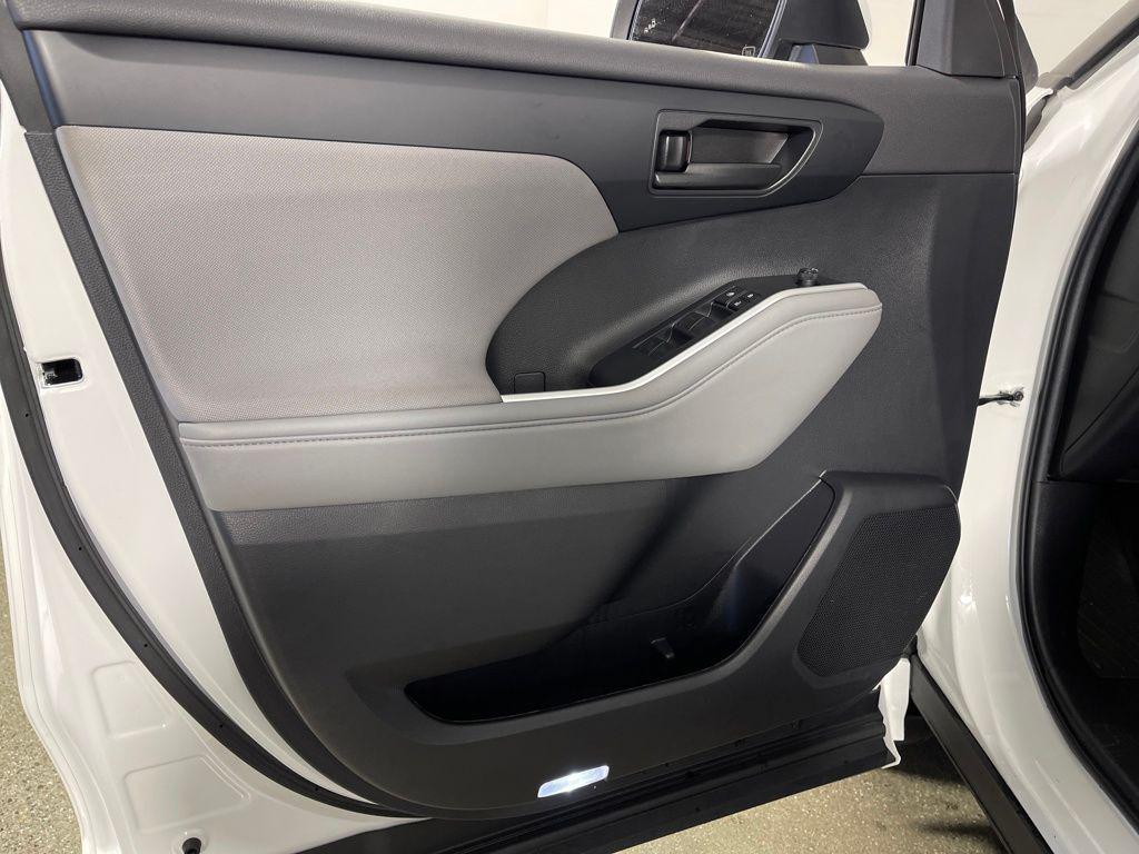 used 2023 Toyota Highlander car, priced at $31,998