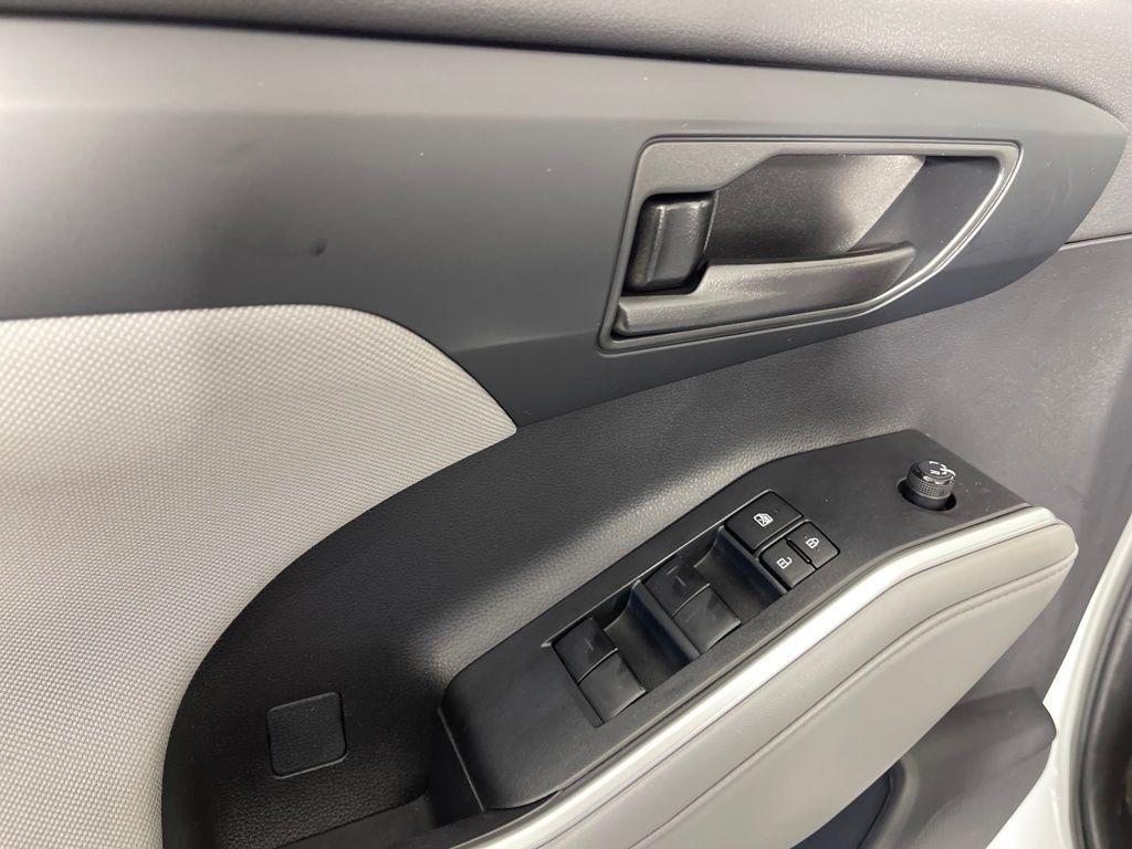used 2023 Toyota Highlander car, priced at $31,998