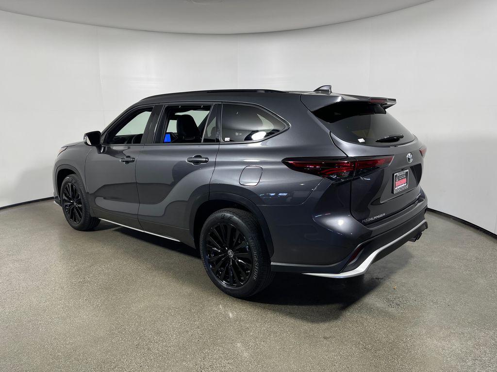 used 2025 Toyota Highlander car, priced at $49,995