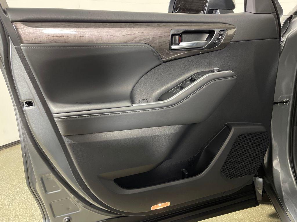 new 2026 Toyota Highlander Hybrid car, priced at $54,900
