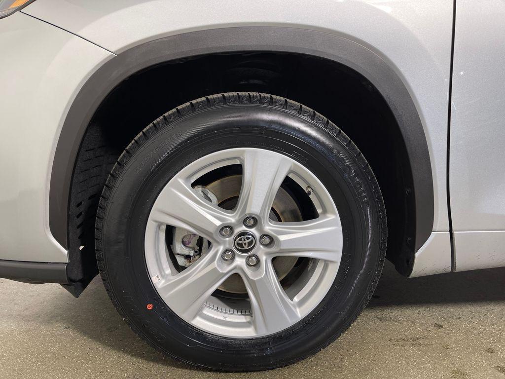 used 2025 Toyota Highlander car, priced at $38,487