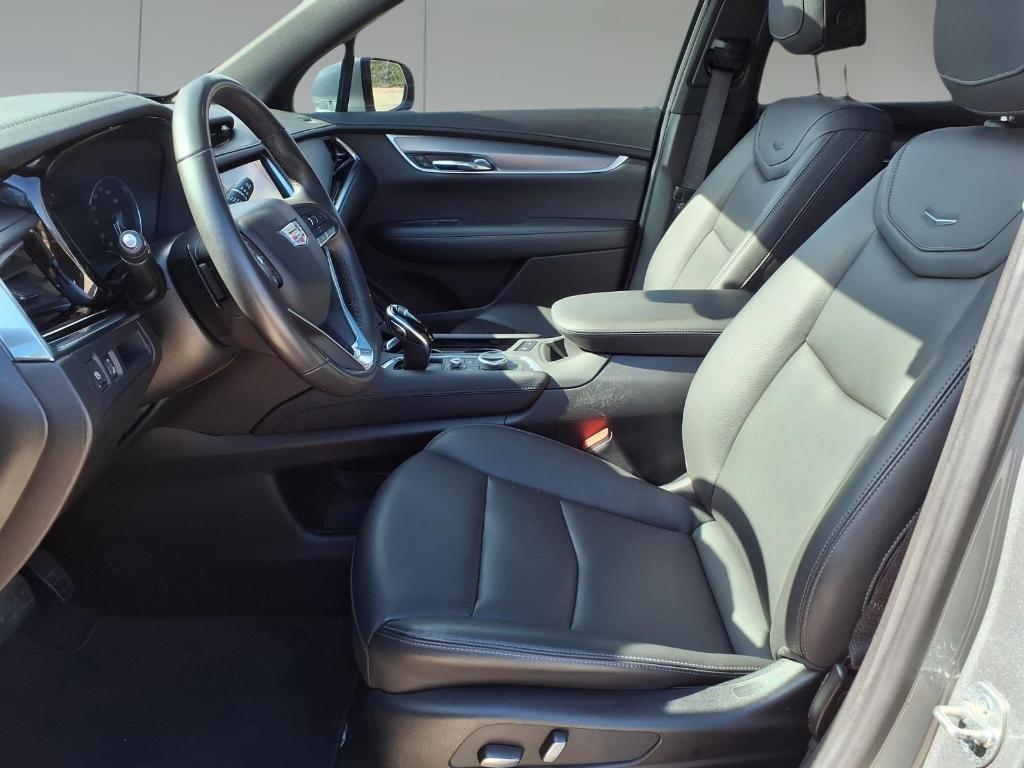 Silver Metallic 2025 Cadillac XT6 Luxury FWD