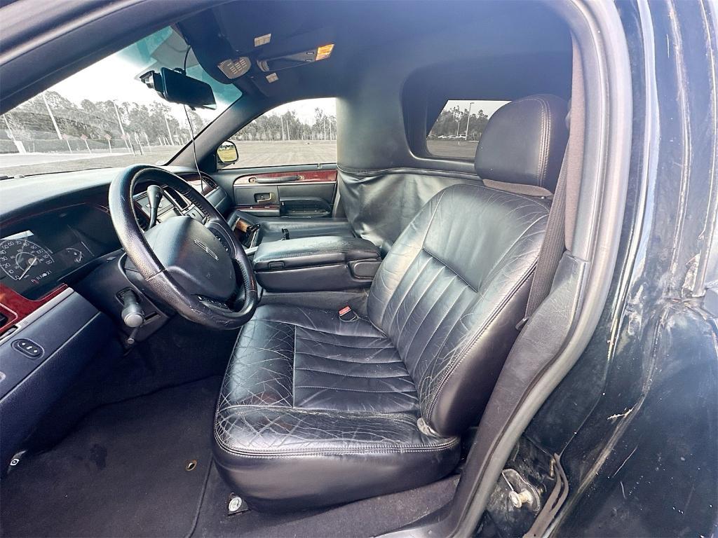 used 2005 Lincoln Town Car car, priced at $6,888