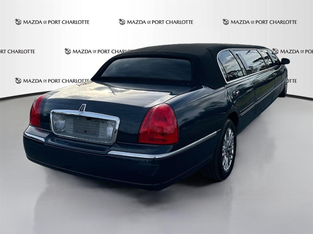 used 2005 Lincoln Town Car car, priced at $6,888