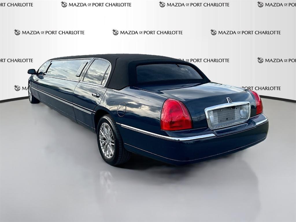 used 2005 Lincoln Town Car car, priced at $6,888