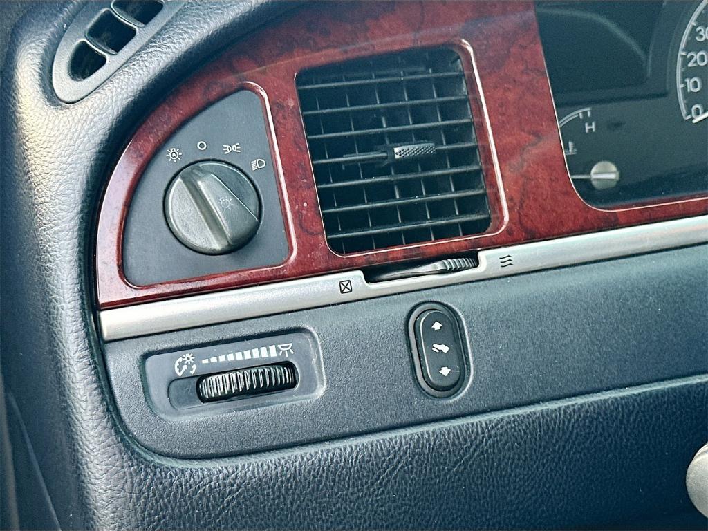 used 2005 Lincoln Town Car car, priced at $6,888