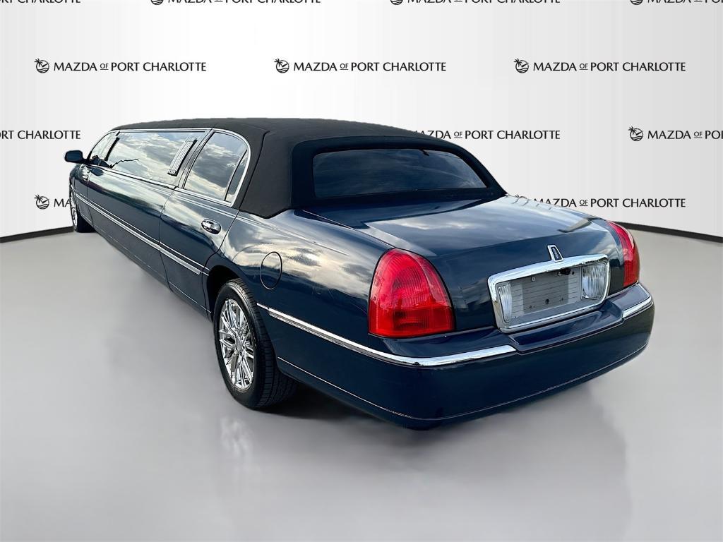 used 2005 Lincoln Town Car car, priced at $6,888