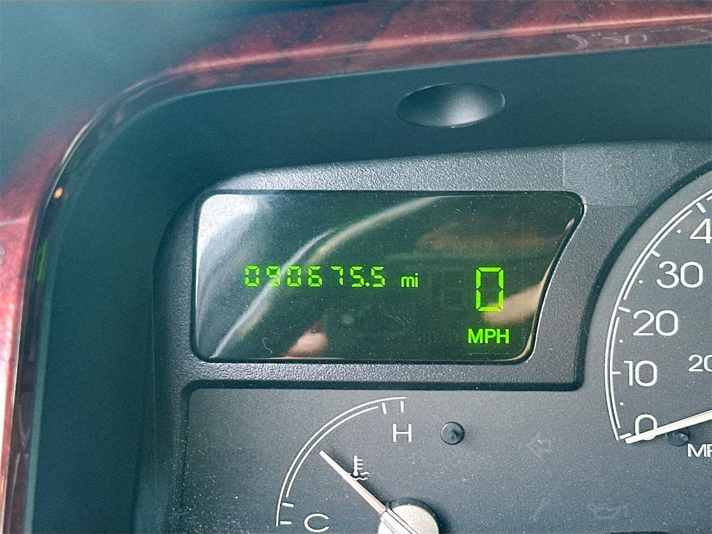 used 2005 Lincoln Town Car car, priced at $6,888