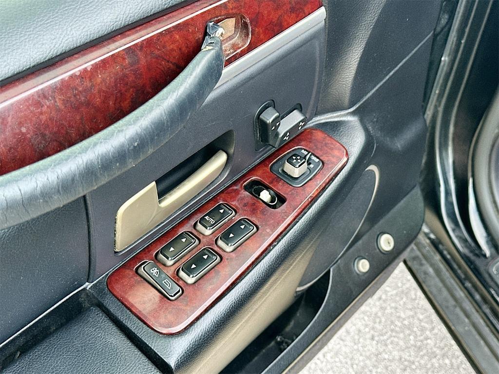 used 2005 Lincoln Town Car car, priced at $6,888