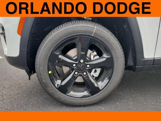 new 2025 Jeep Grand Cherokee car, priced at $38,159