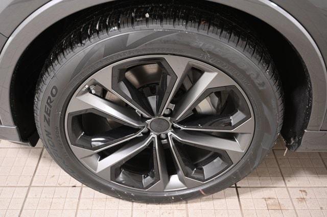 new 2026 Audi Q7 car, priced at $68,116