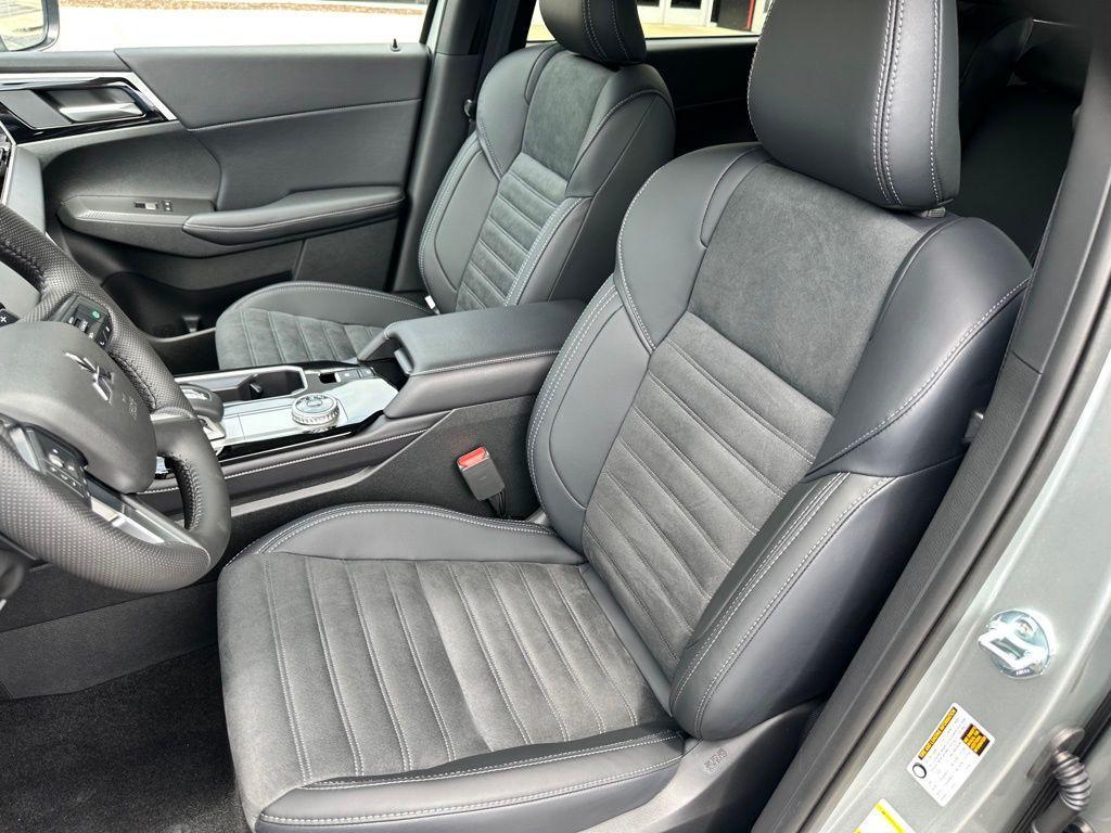 new 2025 Mitsubishi Outlander car, priced at $35,194