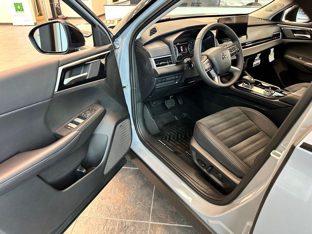 new 2025 Mitsubishi Outlander car, priced at $41,862