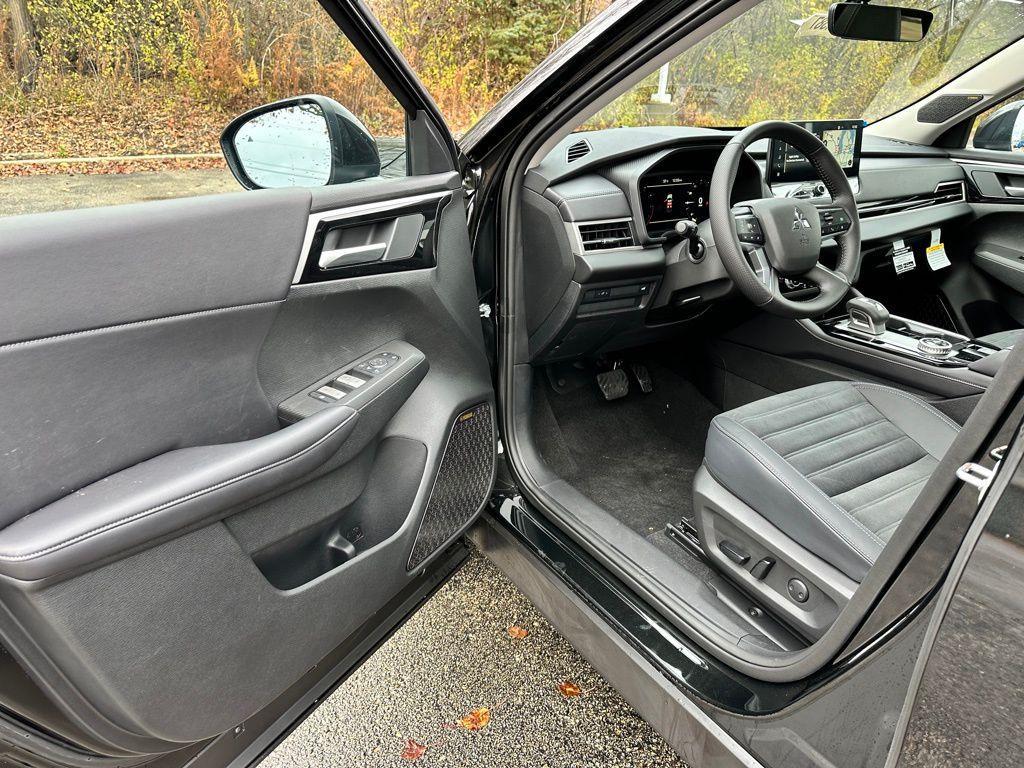 new 2025 Mitsubishi Outlander car, priced at $38,433