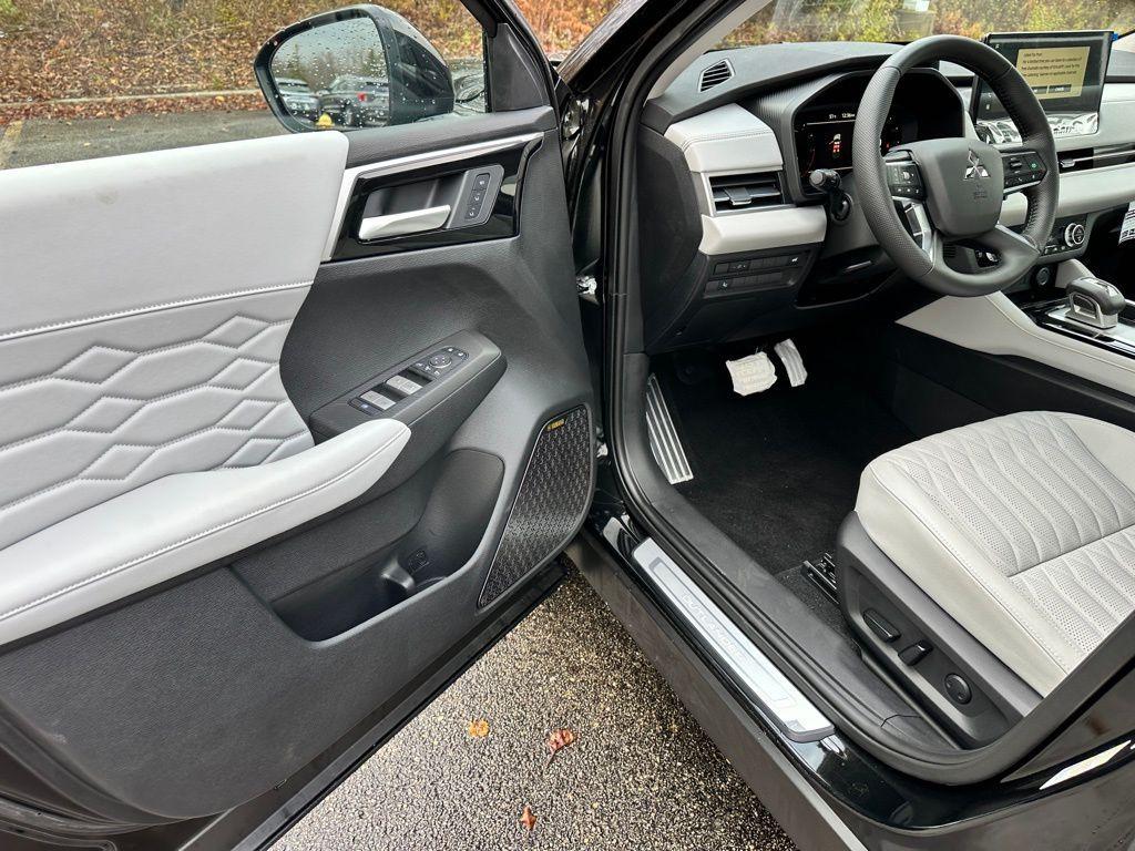 new 2025 Mitsubishi Outlander car, priced at $43,497