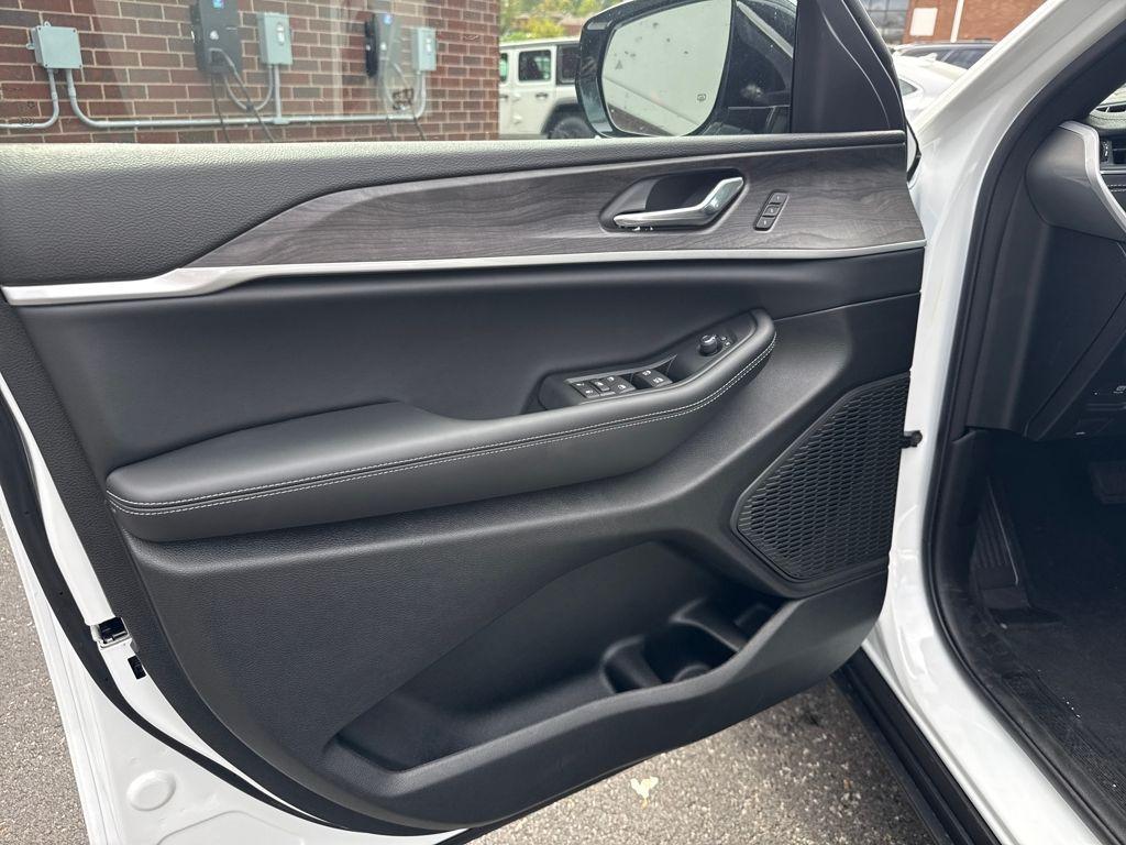 new 2025 Jeep Grand Cherokee car, priced at $45,283