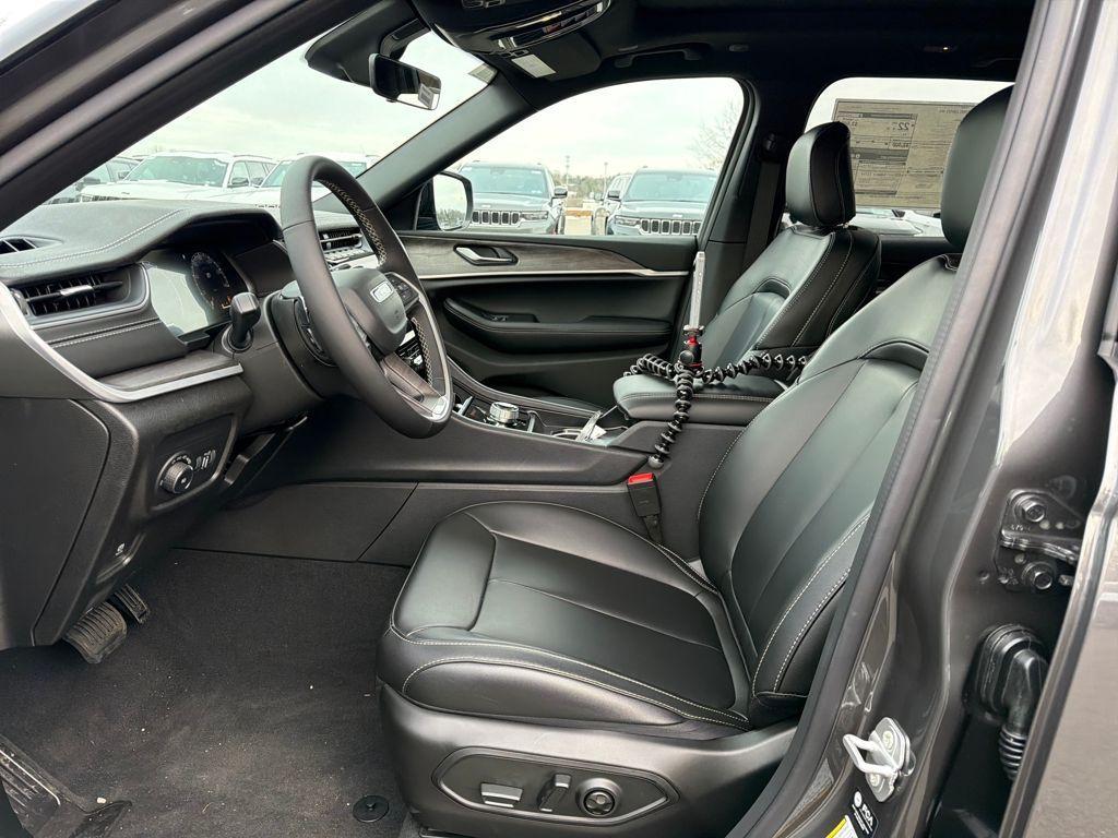 new 2025 Jeep Grand Cherokee car, priced at $47,561