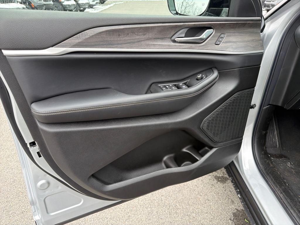 new 2025 Jeep Grand Cherokee car, priced at $49,118