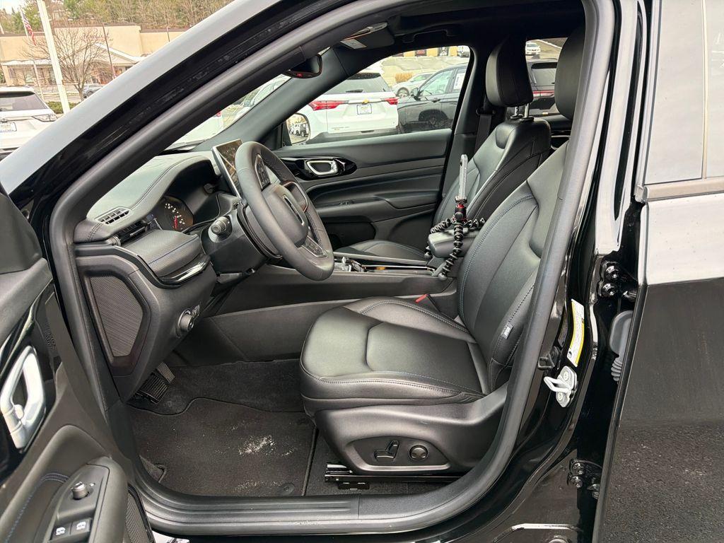 new 2025 Jeep Compass car, priced at $33,075