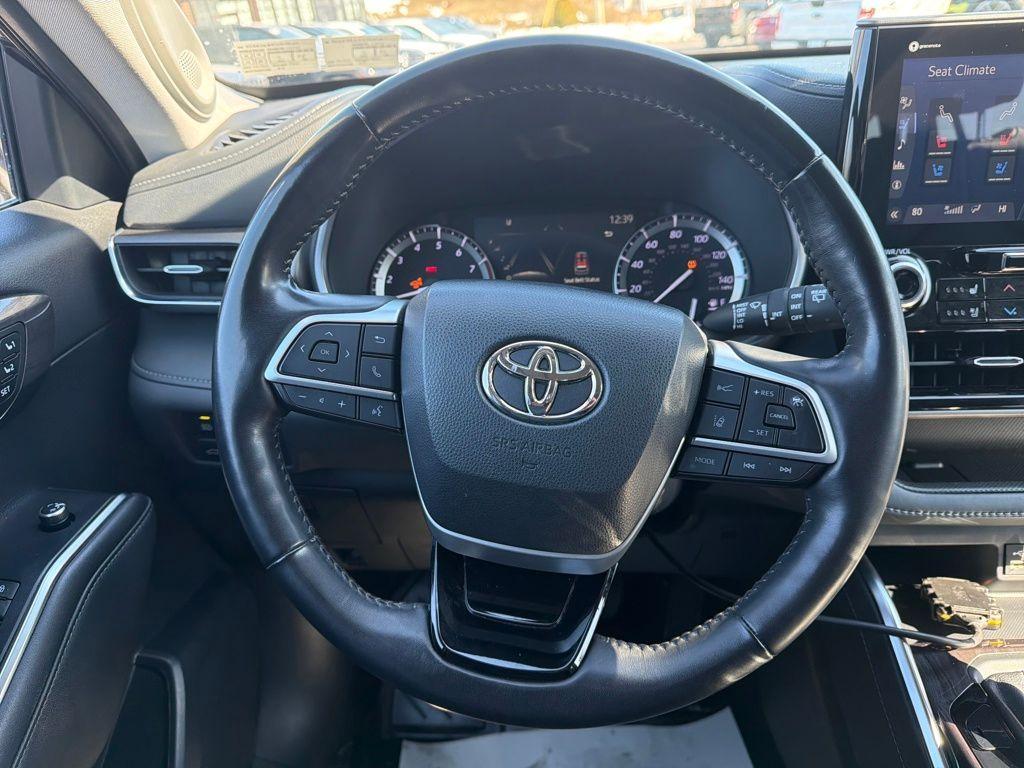 used 2022 Toyota Highlander car, priced at $33,000