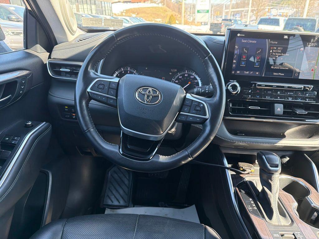 used 2022 Toyota Highlander car, priced at $33,000