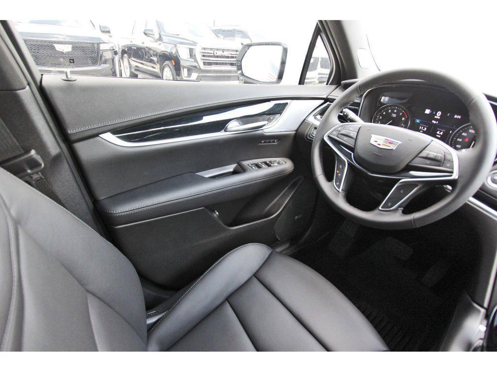 new 2025 Cadillac XT5 car, priced at $56,290