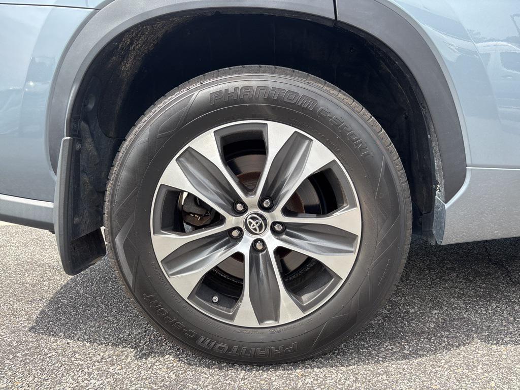 used 2021 Toyota Highlander car, priced at $31,988