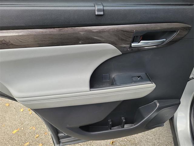 used 2023 Toyota Highlander car, priced at $31,204