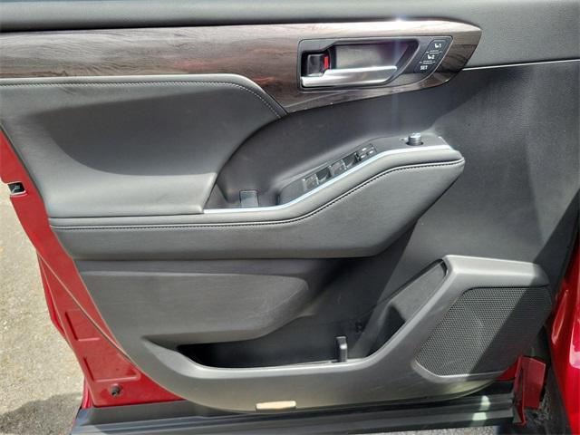 used 2023 Toyota Highlander car, priced at $36,999