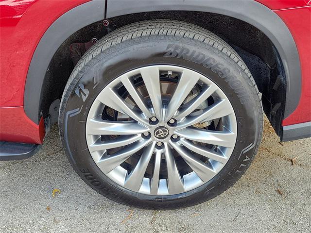 used 2023 Toyota Highlander car, priced at $36,999