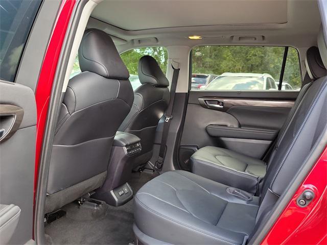 used 2023 Toyota Highlander car, priced at $36,999