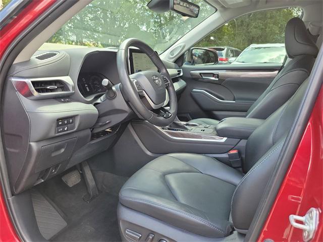 used 2023 Toyota Highlander car, priced at $36,999