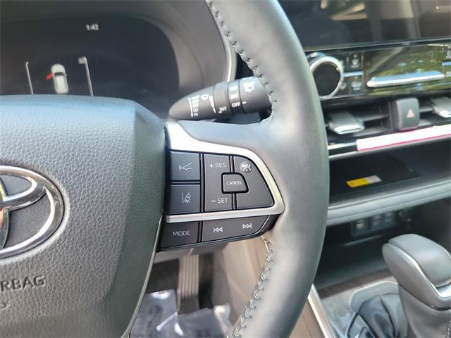 used 2024 Toyota Highlander car, priced at $41,994