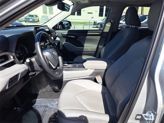 used 2025 Toyota Highlander Hybrid car, priced at $41,085