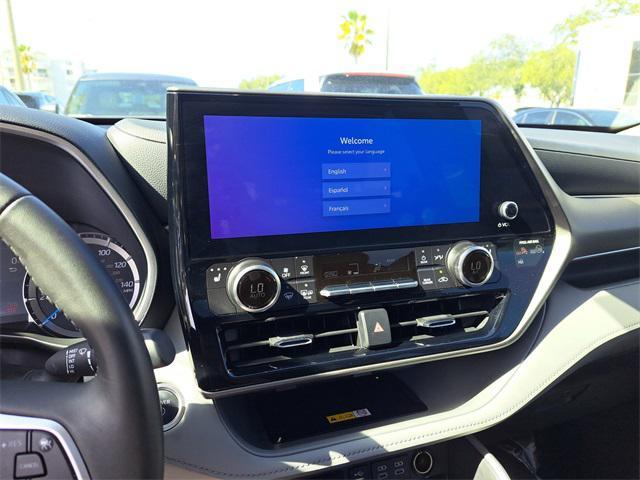 used 2025 Toyota Highlander Hybrid car, priced at $41,085