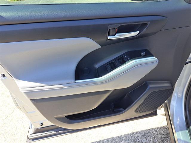 used 2025 Toyota Highlander Hybrid car, priced at $41,085