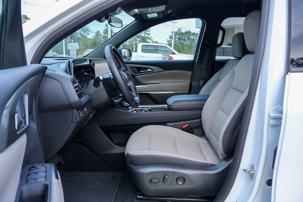 used 2025 Chevrolet Traverse car, priced at $35,040
