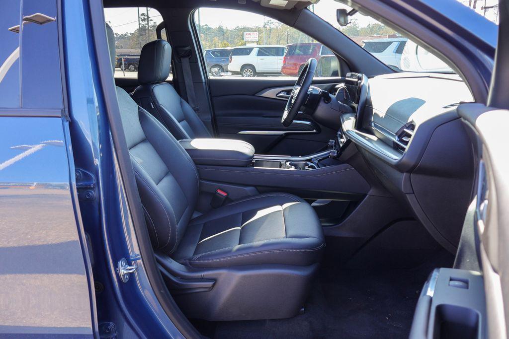 used 2025 Chevrolet Traverse car, priced at $36,175