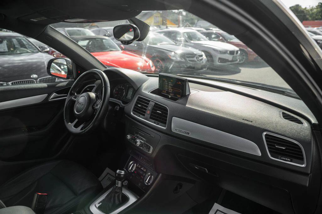 Audi Q3 view 13