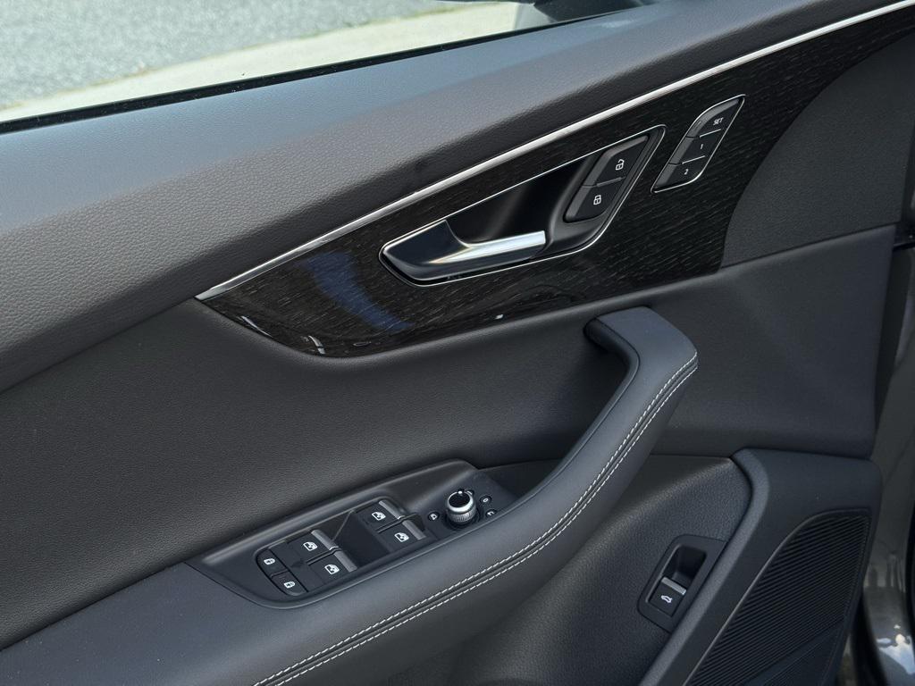 new 2025 Audi Q7 car, priced at $76,480
