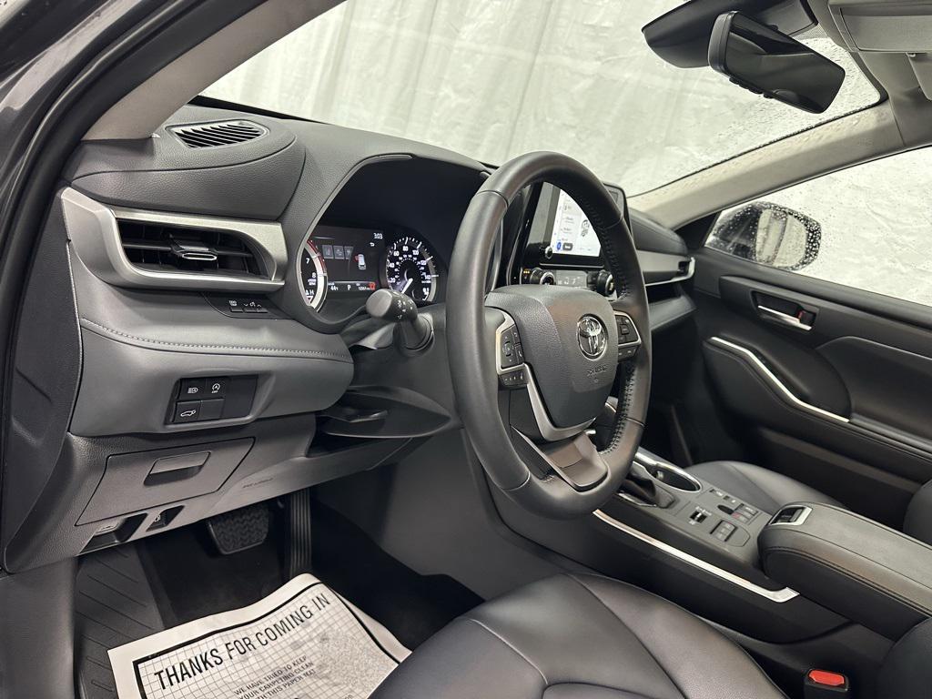 used 2025 Toyota Highlander car